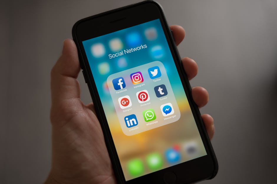 main tenant un téléphone avec icônes d'applications pour savoir si bloqué sur WhatsApp