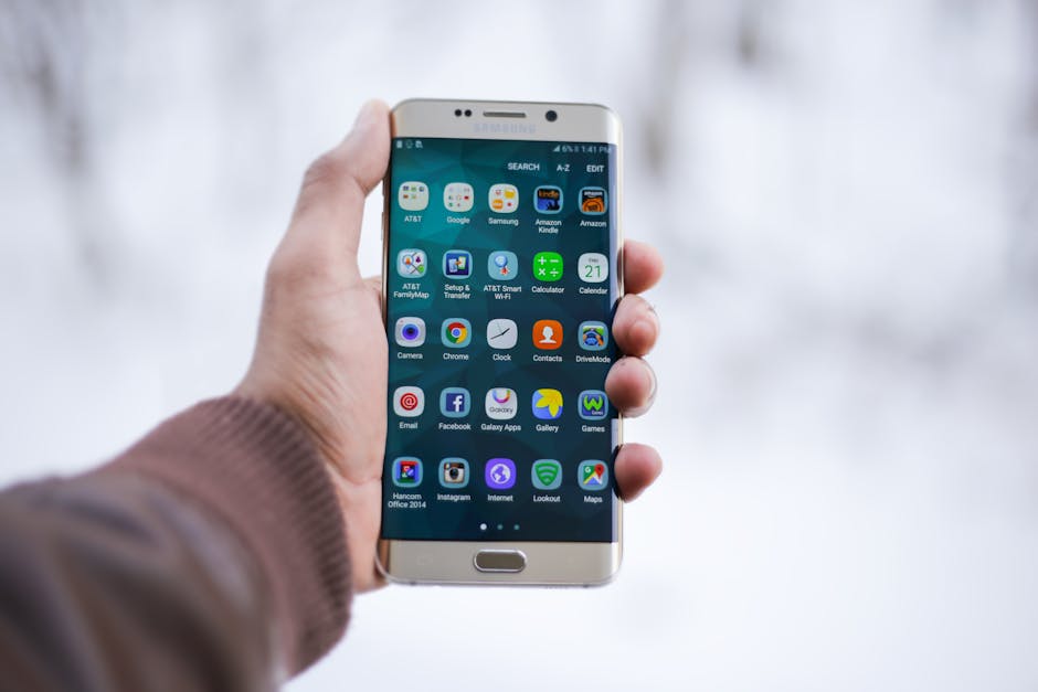 Savoir si bloqué sur WhatsApp sur smartphone en main, discussion floutée